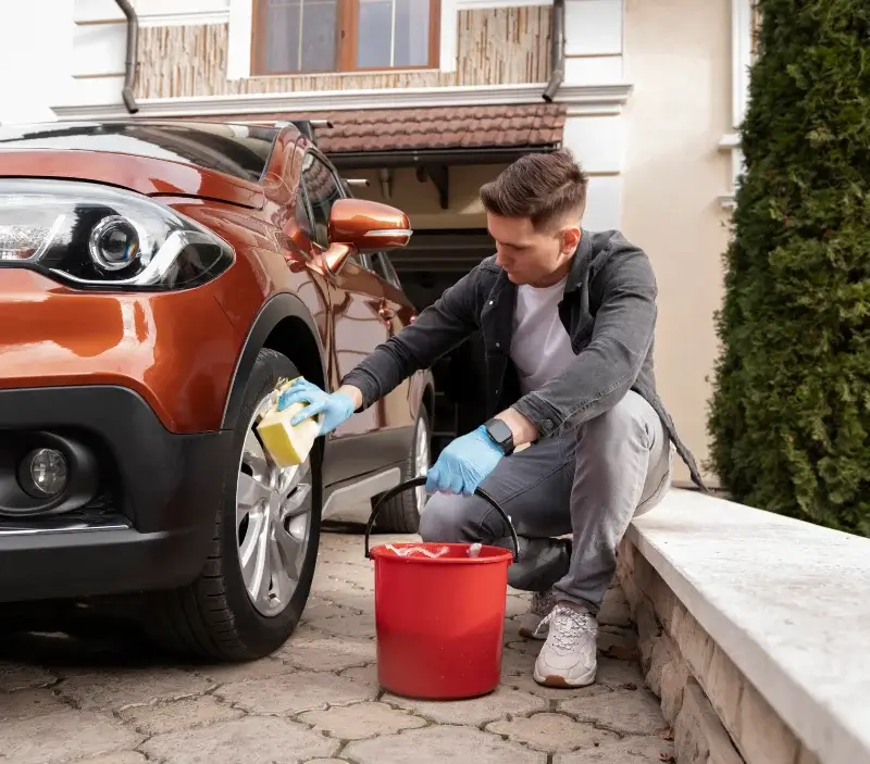 Lavage auto à domicile Saint-Jouin-de-Blavou : professionnel intervenant sur un véhicule